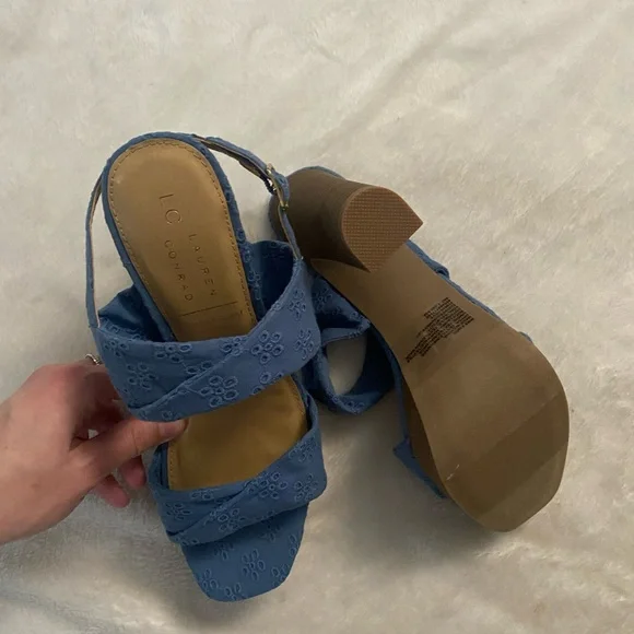 Eyelet heels - Picture 3 of 3